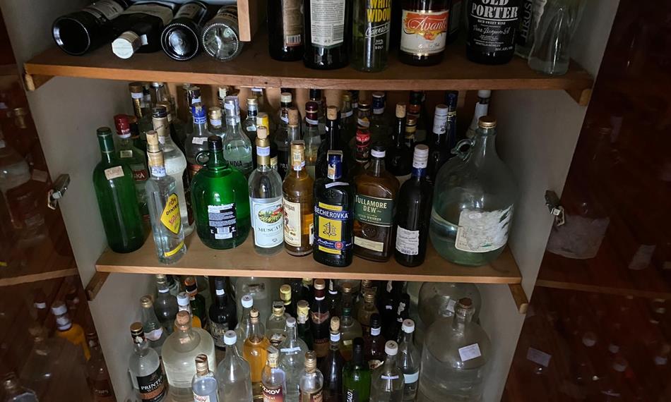 2021-1-14-937Lahve s alkoholem1.jpg